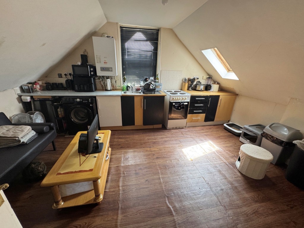 Lot: 72 - FREEHOLD BLOCK OF FOUR FLATS - Flat 4 - Kitchen-Living room